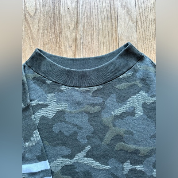 EXPRESS NWOT CAMOUFLAGE QUARTER SLEEVE COTTON BOATNECK/OFF SHOULDER SWEATER (XS) - Picture 3 of 6